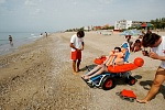 Servei d'acc&eacute;s de persones de mobilitat redu&iuml;da a l'aigua (cadira amf&iacute;bia)